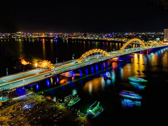 Danang by night / Daily departure